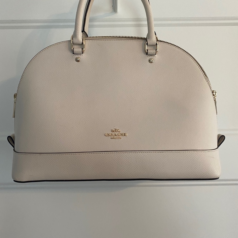 Beautiful coach purse with handles or strap